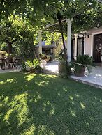 Charming 2-bed House in Kallithea