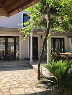 Charming 2-bed House in Kallithea