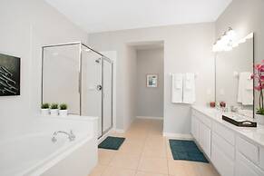 Luxury Oasis 3 Bedroom Condo by RedAwning