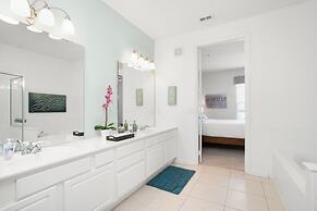 Luxury Oasis 3 Bedroom Condo by RedAwning