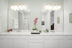 Luxury Oasis 3 Bedroom Condo by RedAwning