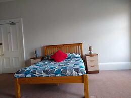 Lauriston Central Skylight Roomz