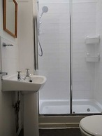 Lauriston Central Skylight Roomz