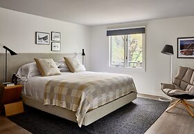 Tälta Lodge, A Bluebird by Lark