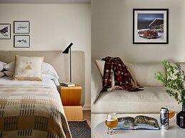 Tälta Lodge, A Bluebird by Lark