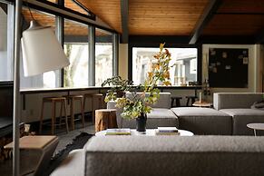 Tälta Lodge, A Bluebird by Lark