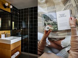 Tälta Lodge, A Bluebird by Lark