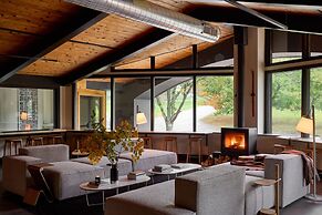 Tälta Lodge, A Bluebird by Lark