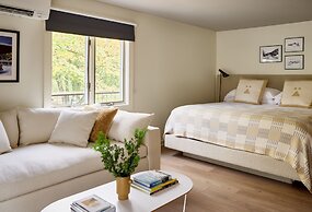 Tälta Lodge, A Bluebird by Lark