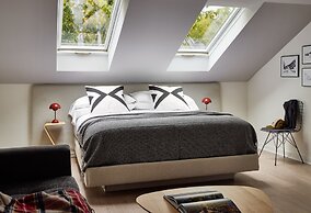 Tälta Lodge, A Bluebird by Lark