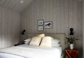 Tälta Lodge, A Bluebird by Lark