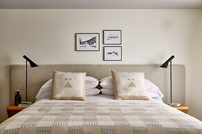 Tälta Lodge, A Bluebird by Lark