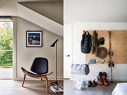 Tälta Lodge, A Bluebird by Lark