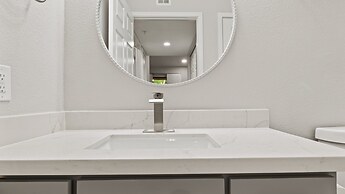 Luxury Paradise Valley Condo, Complete Remodel!