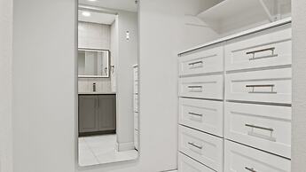 Luxury Paradise Valley Condo, Complete Remodel!