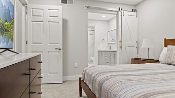 Luxury Paradise Valley Condo, Complete Remodel!