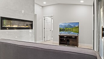 Luxury Paradise Valley Condo, Complete Remodel!