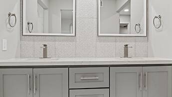 Luxury Paradise Valley Condo, Complete Remodel!