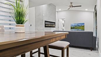 Luxury Paradise Valley Condo, Complete Remodel!