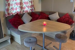 Caravan - Sleeps 6 - Parking, Pool, Facilities