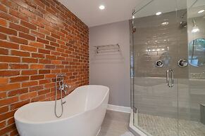 Northwood Harbor Home 3 Bed/ 3 Baths, Beach, Shops & Restaurants