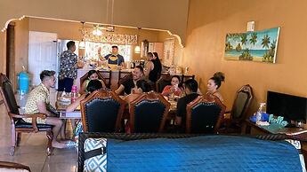 YanceyLargo- 4BR Villa Jacuzzi & Mountain Views by RedAwning