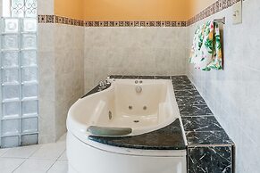 YanceyLargo- 4BR Villa Jacuzzi & Mountain Views by RedAwning