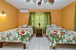 YanceyLargo- 4BR Villa Jacuzzi & Mountain Views by RedAwning