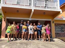 YanceyLargo- 4BR Villa Jacuzzi & Mountain Views by RedAwning