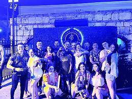 YanceyLargoEstate 2BR Villa w/Mountain Views by RedAwning