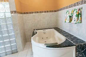 YanceyLargo-6BR Two-Story Estate w/Mountain Views by RedAwning