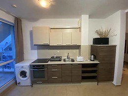 1-bed Modern Sea View Apartment in Aparthotel