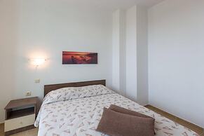 1-bed Modern Sea View Apartment in Aparthotel