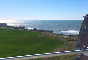 1-bed Modern Sea View Apartment in Aparthotel