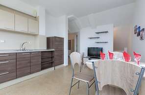 1-bed Modern Sea View Apartment in Aparthotel