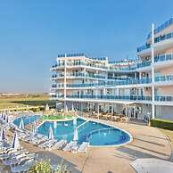 1-bed Modern Sea View Apartment in Aparthotel