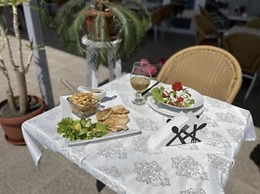 1-bed Modern Sea View Apartment in Aparthotel