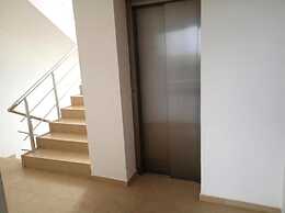 1-bed Modern Sea View Apartment in Aparthotel