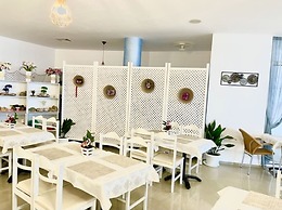 1-bed Modern Sea View Apartment in Aparthotel