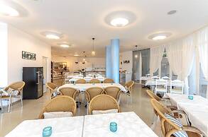 1-bed Modern Sea View Apartment in Aparthotel