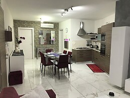 Sea View 2 Bed Apartment Close to Beach