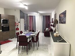 Sea View 2 Bed Apartment Close to Beach