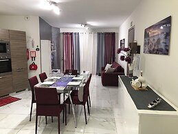 Sea View 2 Bed Apartment Close to Beach