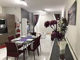 Sea View 2 Bed Apartment Close to Beach