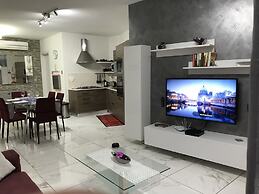 Sea View 2 Bed Apartment Close to Beach