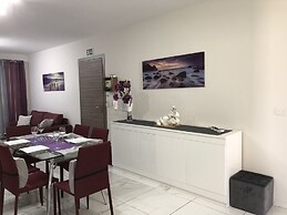 Sea View 2 Bed Apartment Close to Beach