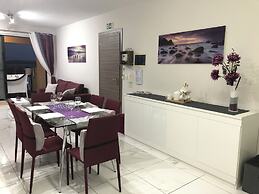 Sea View 2 Bed Apartment Close to Beach