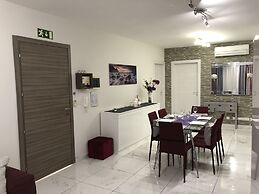 Sea View 2 Bed Apartment Close to Beach