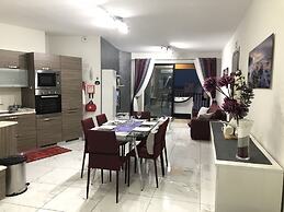 Sea View 2 Bed Apartment Close to Beach