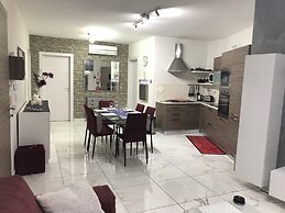 Sea View 2 Bed Apartment Close to Beach